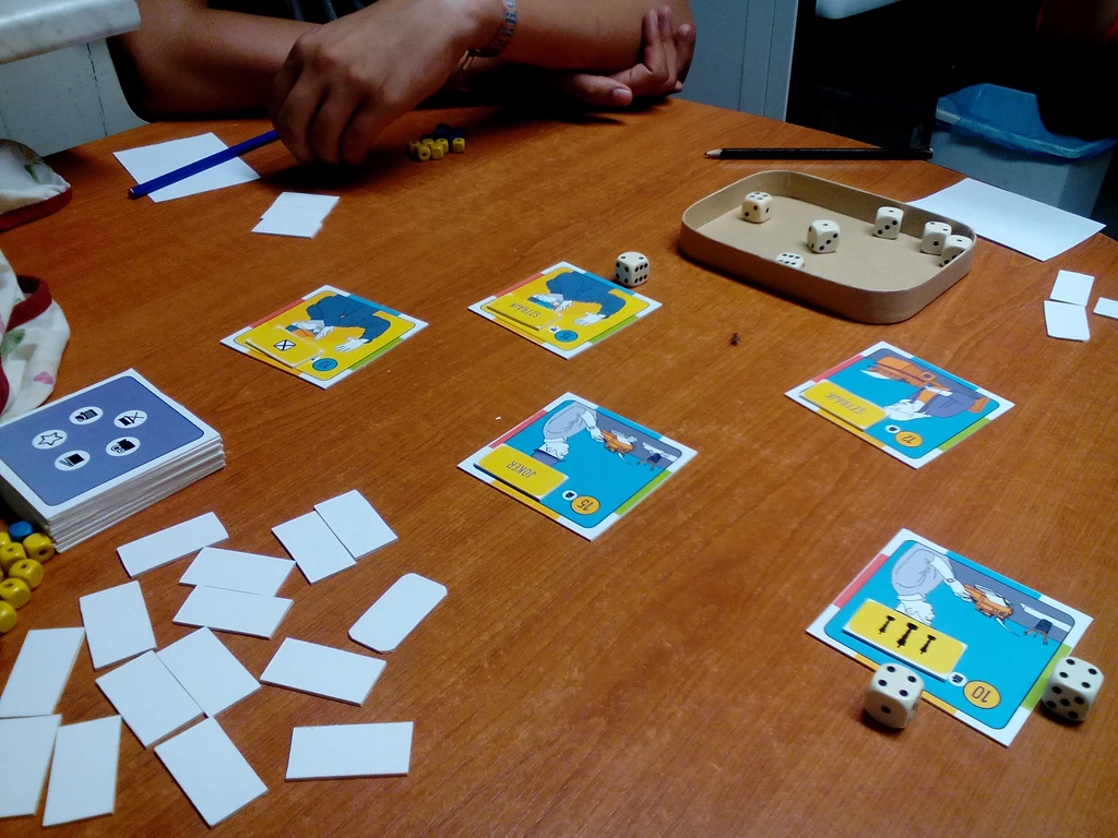 Producerek gameplay showing film plans and dice mechanics